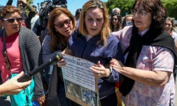 Jessica Gopar la femme de Fernando Santilli, membre d'équipage du sous-marin, à la base navale de Mar del Plata au sud de Buenos Aires, le 23 novembre 2017