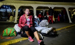 Mariangela Ascaño patiente devant le bureau équatorien des migrations à la frontière entre la Colombie et l'Equateur, le 23 août 2018