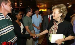 Bernadette Chirac en visite à La Réunion le mercredi 17 avril et le jeudi 18 avril 2002.  Son séjour s'inscrit dans le cadre de la campagne de son mari, Jacques Chirac pour la présidentielle