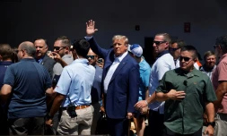 L'ancien président américain Donald Trump (c) à Des Moines, le 12 août 2023 dans l'Iowa