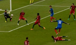Arrêt du gardien portugais Rui Patricio sur un tir du Français Moussa Sissoko, lors de la finale de l'Euro, le 10 juillet 2016 au Stade de France