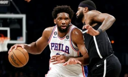 Joel Embiid, des Philadelphia 76ers, dribble Royce O'Neale, des Brooklyn Nets, lors du match N.3 du 1er tour des play-offs en NBA le 20 avril 2023 Ă Brooklyn