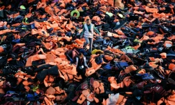 Des gilets de sauvetage laissés à Lesbos par des migrants et réfugiés en provenance de Turquie le 3 décembre 2015