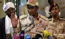 Le chef adjoint du Conseil militaire de transition,
Mohamad Hamdan Daglo, parle Ă la presse Ă Khartoum, le 18 mai 2019