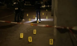 Des enquêteurs de la police travaillent près d'un bar où une grenade a explosé, à Grenoble, le 12 février 2025
