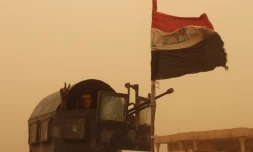 Un membre des forces gouvernementales irakiennes font le V de la victoire le 1- juin 2016 après la reprise de Zankura au nord-ouest de Ramadi au groupe EI