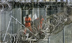 Des détenus de la prison de Guantanamo, le 27 janvier 2002 à Cuba