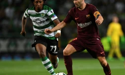 Le capitaine du FC Barcelone Andrés Iniesta (d) face au Sporting Lisbonne en Ligue des champions, le 27 septembre 2017 à Lisbonne 