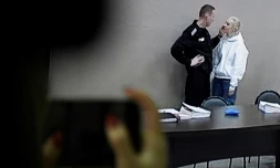 Un écran dans une salle de presse diffuse des images d'Alexeï Navalny parlant à sa femme Ioulia avant son procès, le 15 février 2022 à Pokrov, en Russie