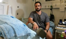 Barak, un soldat israélien blessé à Gaza, sur son lit d'hÎpital à Tel-Aviv, le 22 juillet 2024