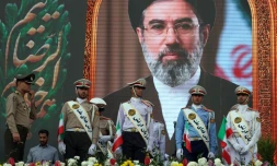 Des soldats de l'armée iranienne devant un portrait du guide suprême iranien, l'ayatollah Mojataba Khamenei, lors d'un rassemblement de solidarité et de soutien au nouveau guide suprême iranien, l'ayatollah Mojataba Khamenei, le 29 avril 2026 à Téhéran
