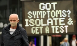 Un panneau d’affichage enjoint au public la conduite Ă tenir en cas de symptĂŽmes du covid 19, Ă Bolton, en Angleterre, le 28 mai 2021