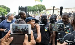 Des membres du collectif des "500 frères" manifestent le 7 avril 2017 devant la préfecture de Cayenne en Guyane