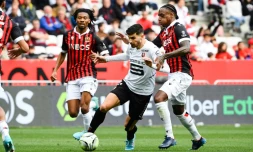 L'attaquant de Rennes Martin Terrier (c) devance le milieu de Nice Pablo Rosario (d), le 2 avril 2022 Ă Nice