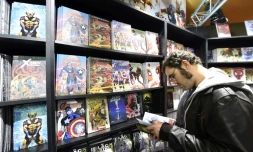 Un visiteur feuillette un ouvrage lors du 45e  Festival de la BD d'Angoulême, le 25 janvier 2018