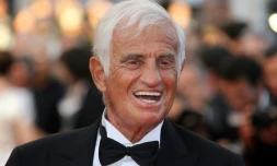 Dans cette photo d'archive prise le 17 mai 2011, l'acteur français Jean-Paul Belmondo pose sur le tapis rouge avant une cérémonie en son honneur et la projection du film "Le Castor" présenté hors compétition lors du 64e Festival de Cannes