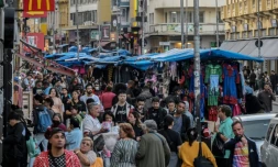 Des piétons dans la rue commerçante 25 de Marco, dans le centre-ville de Sao Paulo, au Brésil, le 16 juillet 2025