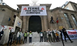Manifestation devant le ministère de la Transition écologique à Paris le 6 novembre 2023 à l'appel d'organisations de défense de l'environnement