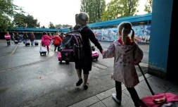 Des Ă©lĂšves s'apprĂȘtent Ă entrer en classe lors de la rentrĂ©e scolaire, le 05 septembre 2011, Ă l'Ă©cole Ă©lementaire Moulins-Pergaud Ă Lille.