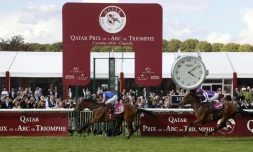 Le jockey britannique Ryan-Lee Moore franchit avec Found s'adjuge le 95e Qatar Prix de l'Arc de Triomphe Ă Chantilly, le 2 octobre 2016