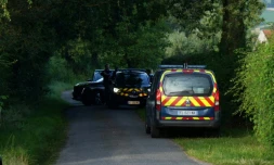 Des vĂ©hicules de police Ă Espinasse-Vozelle oĂč une fusillade a eu lieu, le 13 juillet 2024 dans l'Allier