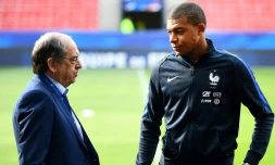 Le président de la Fédération française de football Noël Le Graët et Kylian Mbappé avant un match amical contre le Paraguay, le 2 juin 2017 au Roazhon Park à Rennes