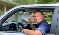  Tom Banning à Austin (Texas)  au volant de sa voiture, le 9 avril 2020