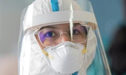 Une soignante dans un centre de santé effectuant des tests de dépistage du Covid-19, à San José (Costa Rica) le 26 juin 2020