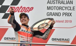 L'Espagnol Marc Marquez (Honda) pose sur le podium avec son trophée aprÚs sa victoire au GP d'Australie, catégorie MotoGP, le 27 octobre 2019 à Phillip Island