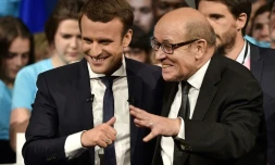 Emmanuel Macron (g), candidat d'En Marche! à la présidentielle et le ministre de la Défense Jean-Yves Le Drian, le 19 avril 2017 à Nantes