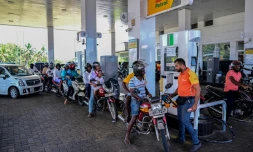 Des clients font la queue Ă une station service Ă Biyagama, prĂšs de Colombo, la capitale du Sri Lanka, le 15 mars 2026