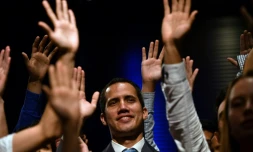 l'opposant vénézuélien Juan Guaido, reconnu président par intérim par une cinquantaine de pays, accueilli par des étudiants le 11 février 2019 à Caracas