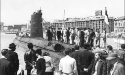 Le sous-marin La Minerve, dont l'Ă©pave vient d'ĂȘtre retrouvĂ©e, Ă quai dans le vieux port de Marseille, au milieu des annĂ©es 60