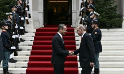 Le Premier ministre grec Kyriakos Mitsotakis (g) accueille le président turc Recep Tayyip Erdogan, le 7 décembre 2023 à AthÚnes