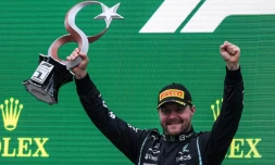Le pilote Mercedes Valtteri Bottas vainqueur du GP de Turquie sur le circuit d'Istanbul Park, le 10 octobre 2021 