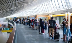 Des touristes attendent à l'aéroport du Lamantin, en Martinique, pour rentrer en métropole, le 12 août 2021