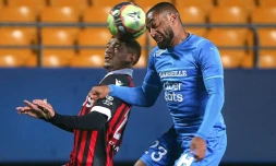 Le milieu de terrain algérien de Nice, Youcef Atal, à la lutte avec le défenseur marseillais Jordan Amavi, lors de leur match de Ligue 1, le 27 octobre 2021 au Stade de l'Aube à Troyes