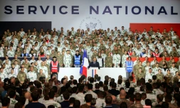 Le président Emmanuel Macron (C) présente le nouveau service national militaire lors d'un discours à Varces (IsÚre), le 27 novembre 2025