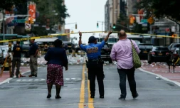 Une policiĂšre sur la 23e rue Ă New York oĂč a eu lieu l'explosion qui a blessĂ© une trentaine de personnes, le 17 septembre 2016