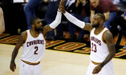 Les joueurs de Cleveland Kyrie Irving et LeBron James lors du match N.4 de la finale NBA face à Golden State, le 9 juin 2017 à Cleveland