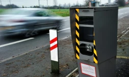 Cinq cents nouveaux "vrais" radars et plus de 10.000 leurres, les premiers en France, vont être installés sur les routes françaises dans les trois ans qui viennent
