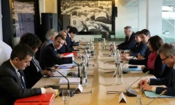 Réunion, autour du président Emmanuel Macron, des ministres concernés par les JO et des responsables olympiques, dont Tony Estanguet, à l'inauguration du site de Paris 2024 à Saint-Denis, le 27 février 2018