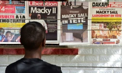 Un homme lit les Unes de quotidiens sénégalais dans le quartier de Fann Hock à Dakar, le 25 février 2019