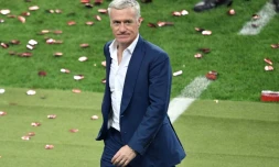 Le sélectionneur français Didier Deschamps dépité après la défaite en finale de l'Euro-2016 en France contre le Portugal, le 10 juillet 2016 au Stade de France  
