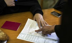 Vote d'une Iranienne le 26 février 2016 à Qom