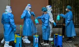 Des travailleurs se désinfectent entre eux dans un quartier résidentiel sous confinement pour cause de Covid-19 à Shanghai, en Chine, le 4 juin 2022