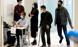 Arrivée de Simon Fieschi (avec des béquilles) au procès de l'attaque contre Charlie Hebdo, le 8 septembre 2020