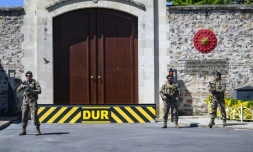 Des forces de sécurité turques gardent l'entrée du palais de Dolmabahce à Istanbul, le 15 mai 2025, où des pourparlers entre les délégations russe et ukrainienne sont attendus