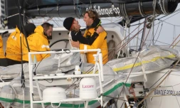 Les retrouvailles de Clarisse Crémer et de son mari Tanguy Le Turquais sur le pont de Banque Populaire à l'arrivée du Vendée Globe 2020-2021, aux Sables d'Olonne le 3 février 2021.