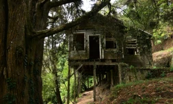 Une maison abandonnée ayant appartenu aux responsables d'une mine d'or et d'argent américaine fermée en 1954 à San Juancito, le 4 février 2020 au Honduras